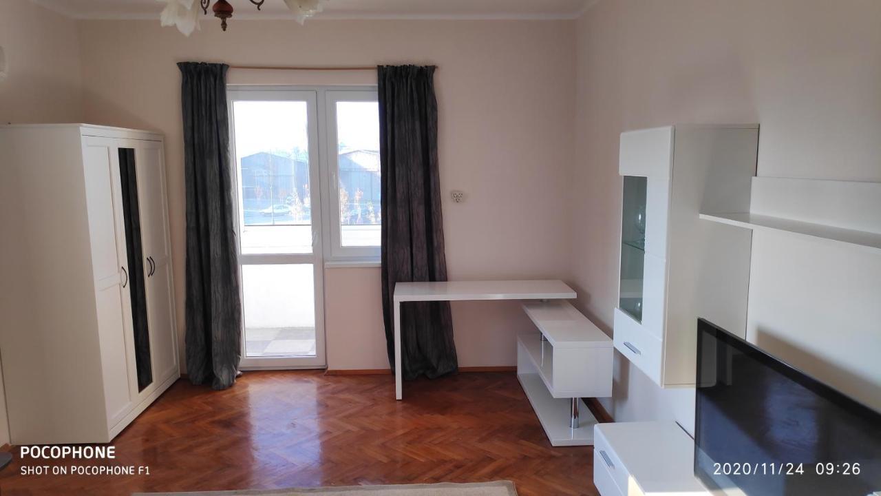 Unique Location Apartment With Parking 부르가스 외부 사진